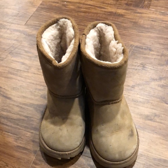 Toddler UGGS size 9 - Picture 1 of 9